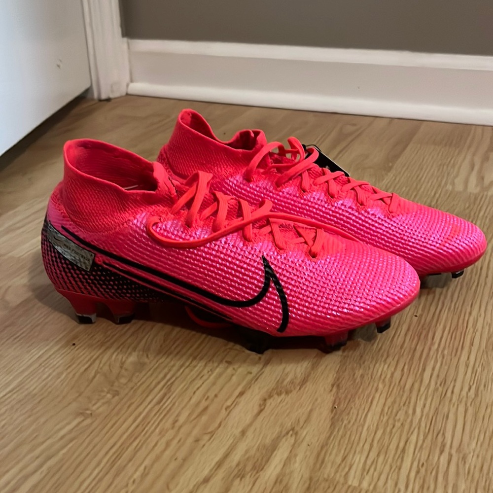 Brand new never worn Hot Pink and black NIKE superfly360s. Size US 7